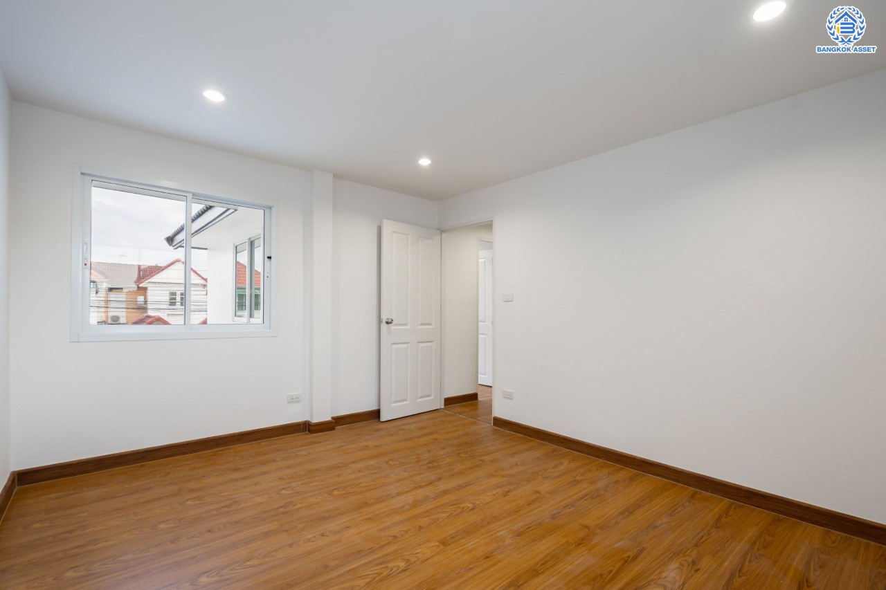 บ้านมือสองตกแต่งใหม่ ม.ลานทอง ติวานนท์-ปากเกร็ด เนื้อที่ 46 ตร.ว. ฟังก์ชัน 2 ห้องนอน 2 ห้องน้ำ จอดรถได้ 2 คัน บนทำเลทองเดินทางสะดวกติด ถ.ติวานนท์ ใกล้ห้าแยกปากเกร็ด เมืองทองธานี ทางด่วน, เซ็นทรัลแจ้งวัฒนะ และรถไฟฟ้าสายสีชมพู (สายอนาคต) "สถานีปากเกร็ด"